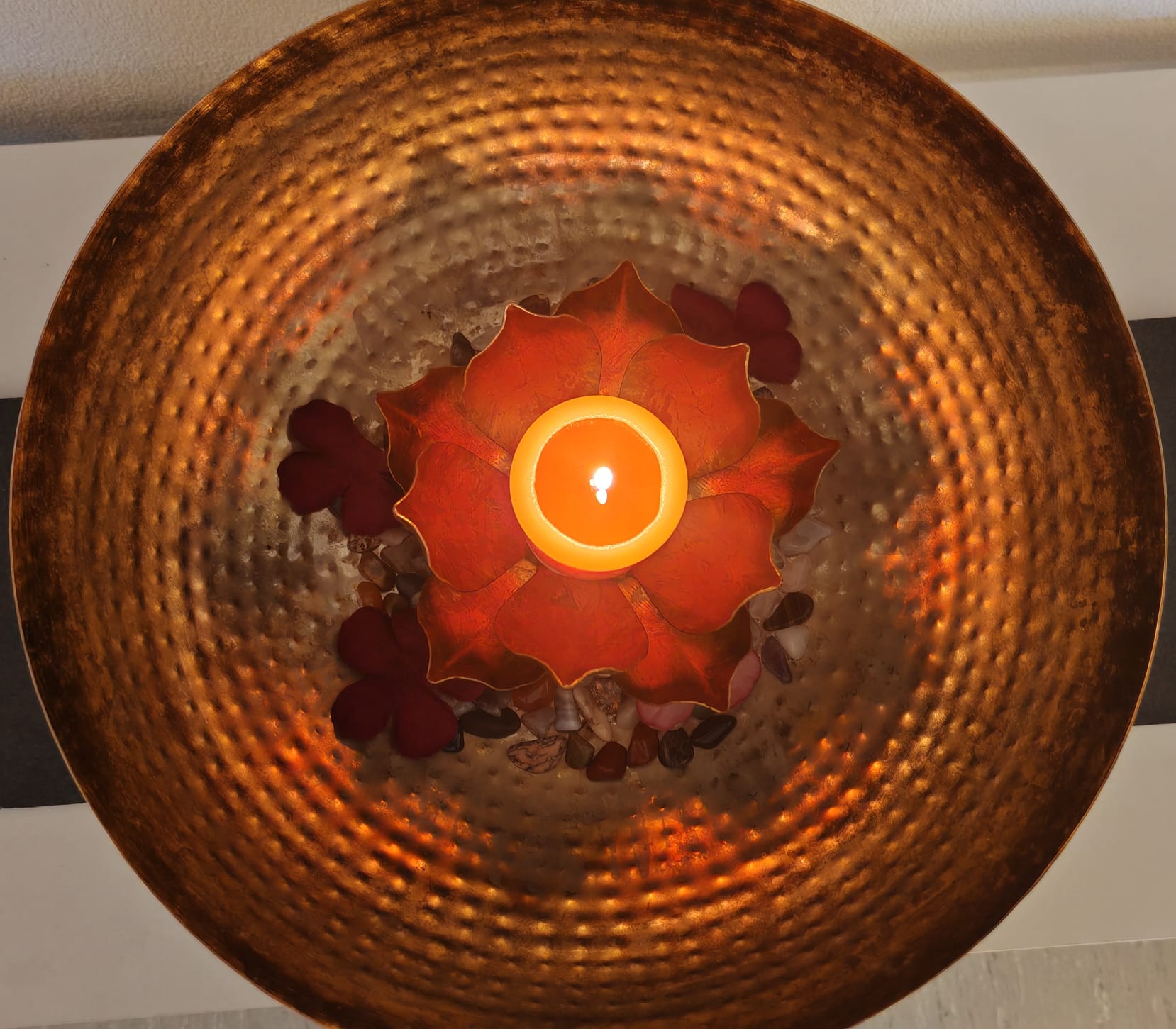 Atmosphärische Kupferschale mit Kerze – Kursambiente Massageschule Baumann